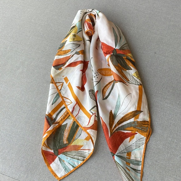 Floral scarf - Picture 3 of 3